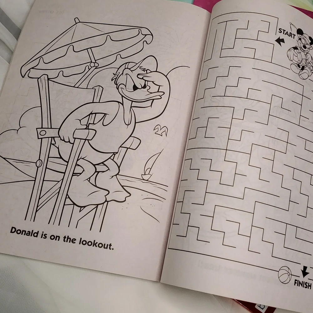 Mickey Mouse Coloring and‎ Activity Book Set